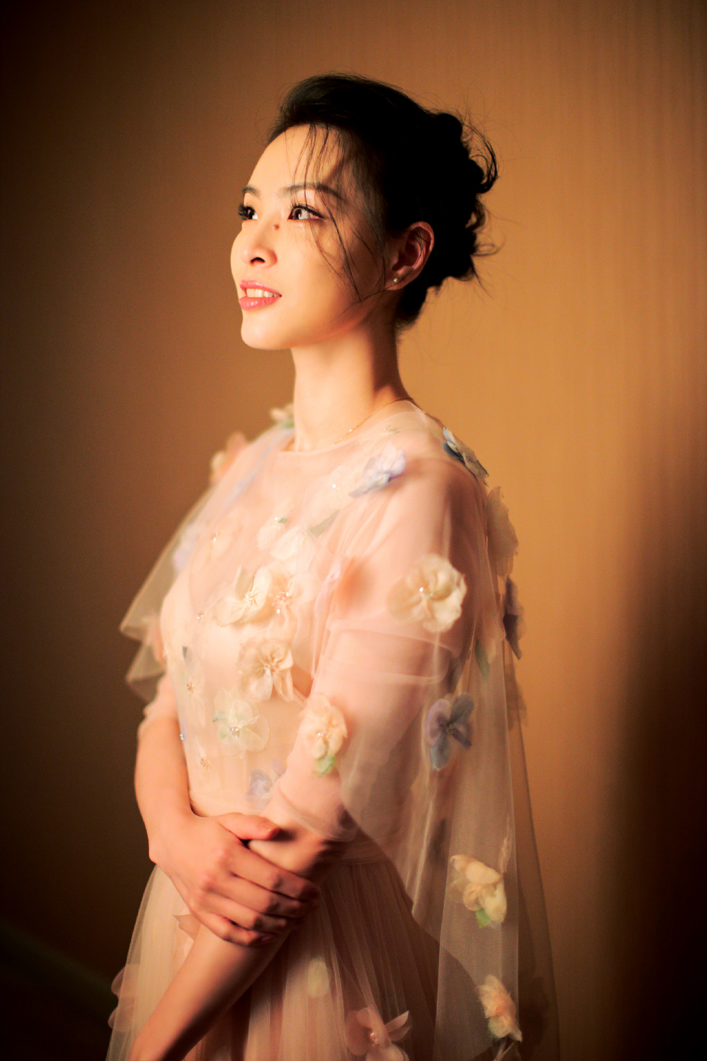 原创"跳水一姐"吴敏霞高调现身!穿粉色仙女裙配精致盘发美得太惊艳