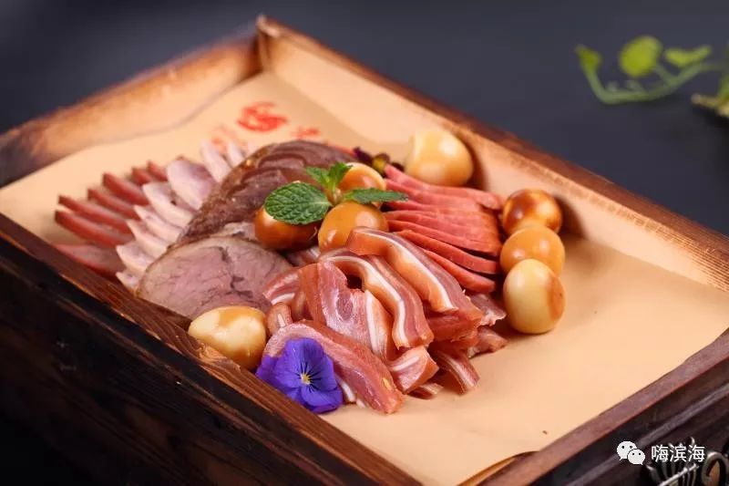 自制灌肠拼盘拼盘包含了多种老味酱货,火腿,酱牛肉,猪耳朵,粉肠,熏