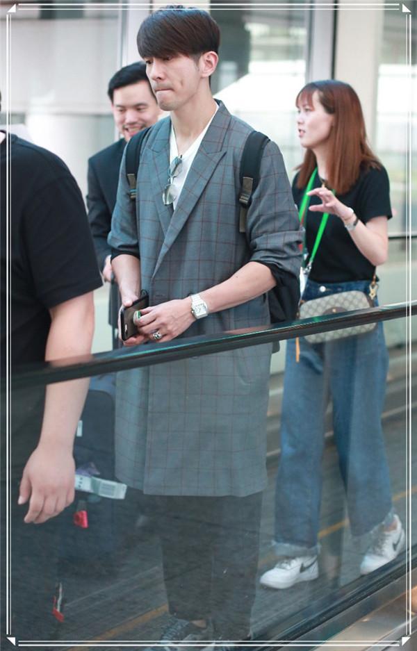 修杰楷明明是魅力型男,却捯饬成东北大叔,配不上贾静雯的少女感