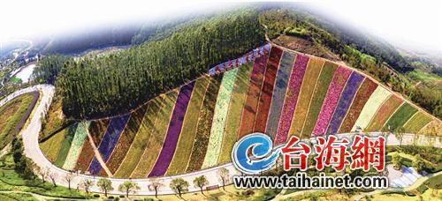 董事长林春生(左)与福建十里蓝山旅游度假有限公司董事长林永祥签约