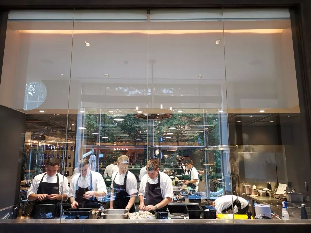 也是伦敦同城另一家著名的米其林三星餐厅the fat duck 的主厨