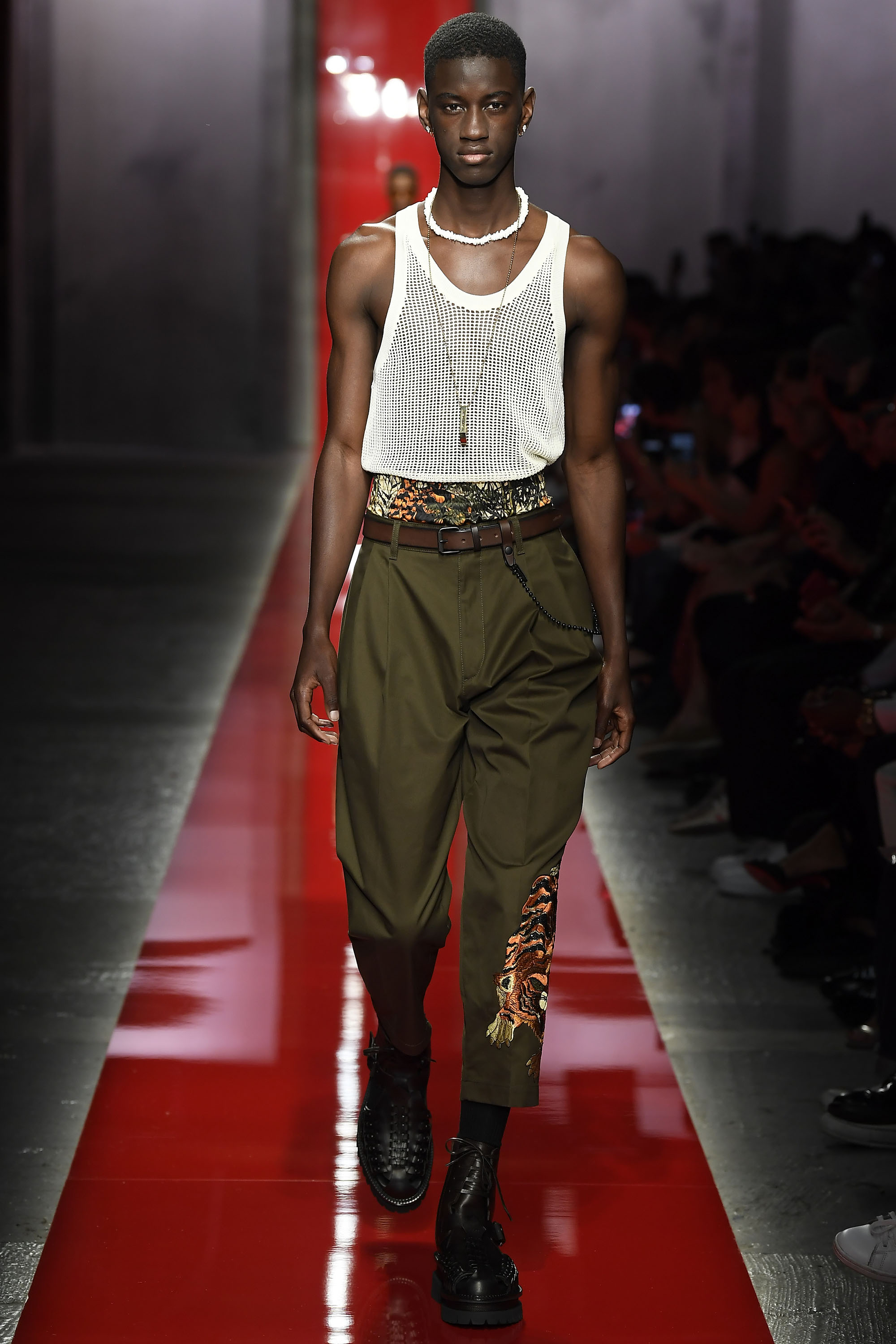 dsquared2 key bag采用闪亮皮革制成,长方形造型小巧