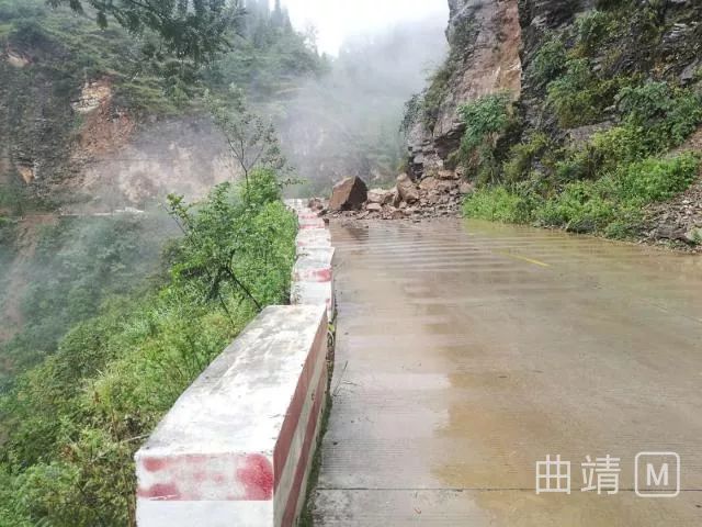 宣威三个乡镇突降暴雨引发洪涝山体滑坡公路塌方