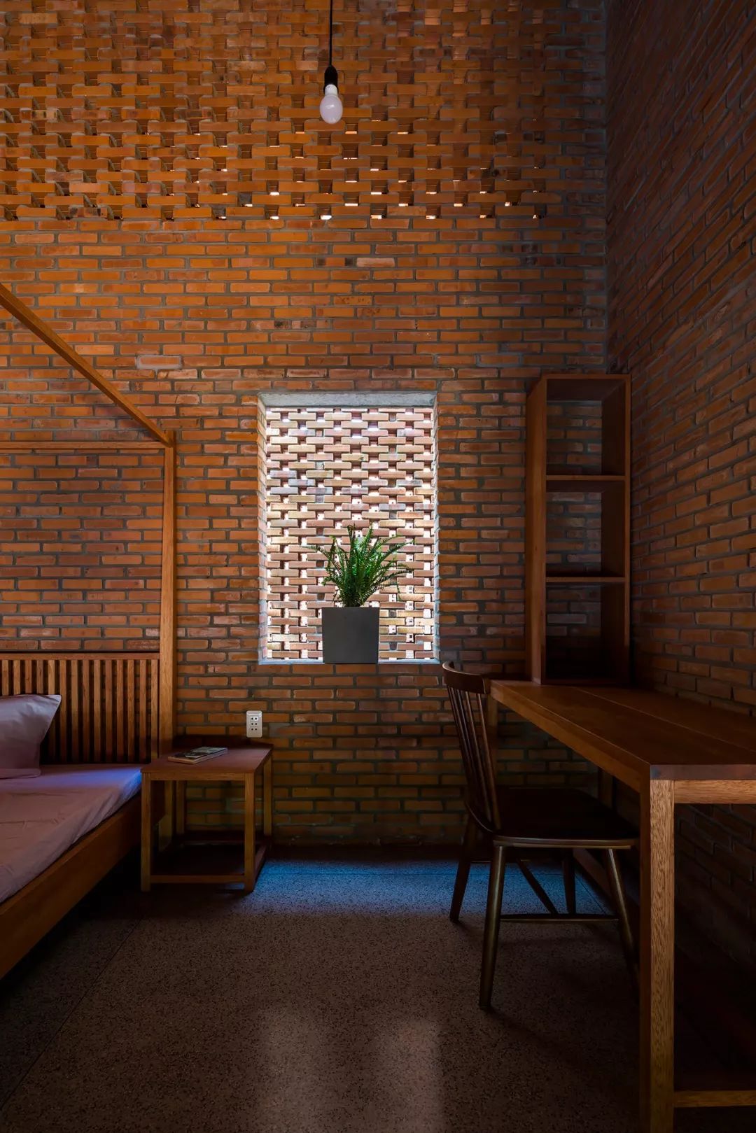 他们只用红砖为人设计房子,室内装修都省了