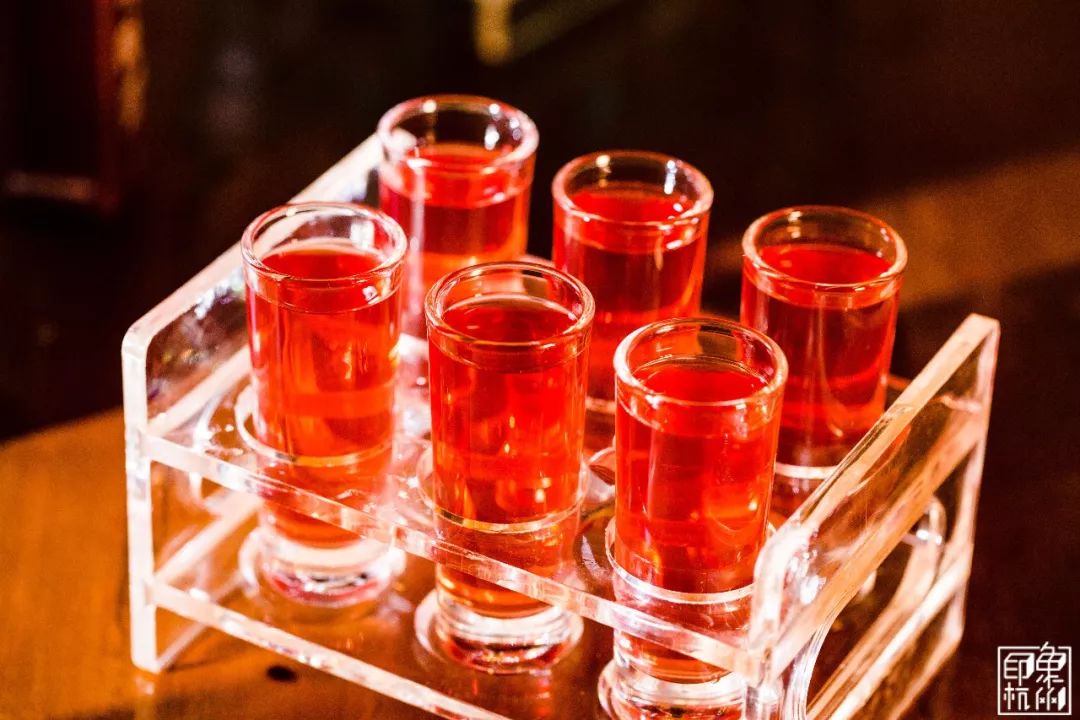 就在明晚两小时限时免费畅饮helens邀你不醉不归