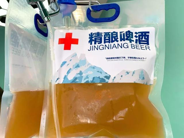 一升装的精酿18元我觉得还挺划算,而且用吊瓶装还挺有意思的,在鞍山