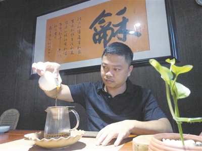 找个奶茶店老板女友其实是个集团总裁的女儿