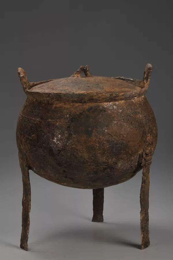 带盖铁茶鼎还有一件用青灰色,质地较软的骊山石制成的圜底铫,口沿上带