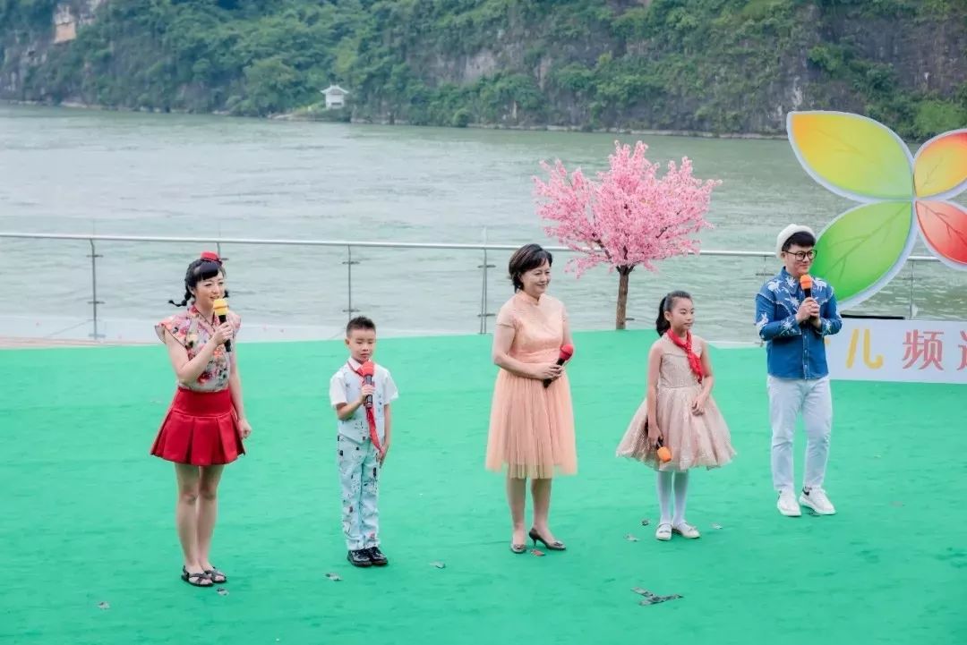 三游洞风景区热闹非凡,央视著名制片人,主持人鞠萍携《大手牵小手》
