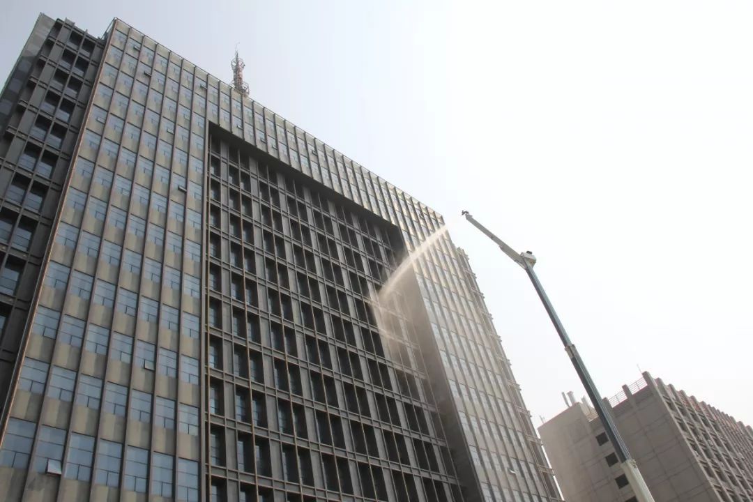 寒亭消防大队联合区机关事务服务中心开展广电大厦消防培训演练