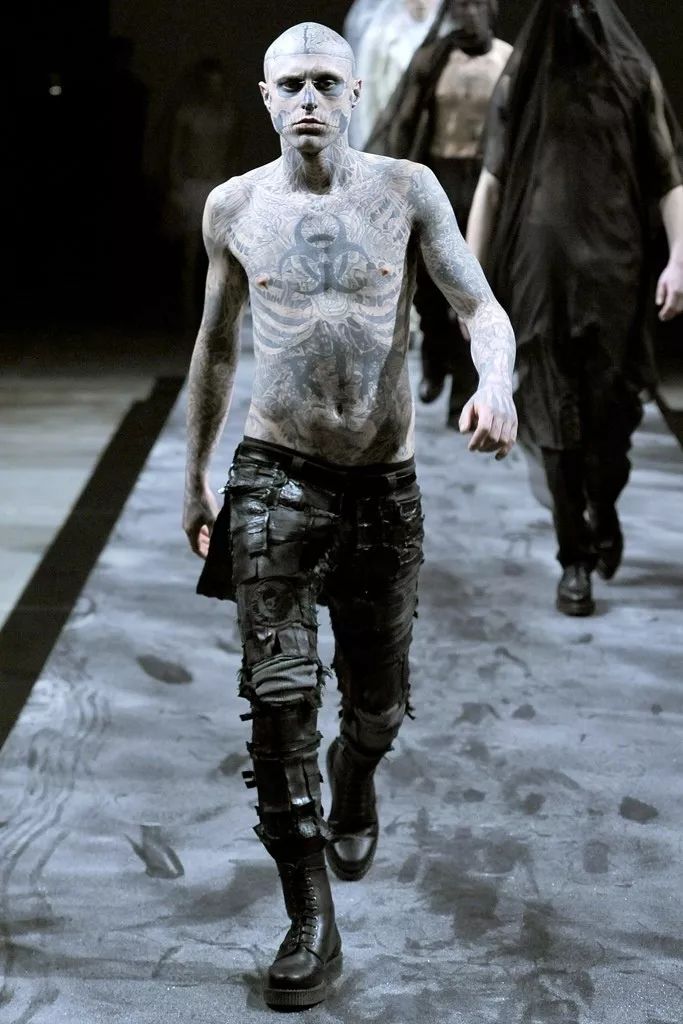 rick genest 迎来了出道的第一场秀—— thierry mugler 2011秋冬男装