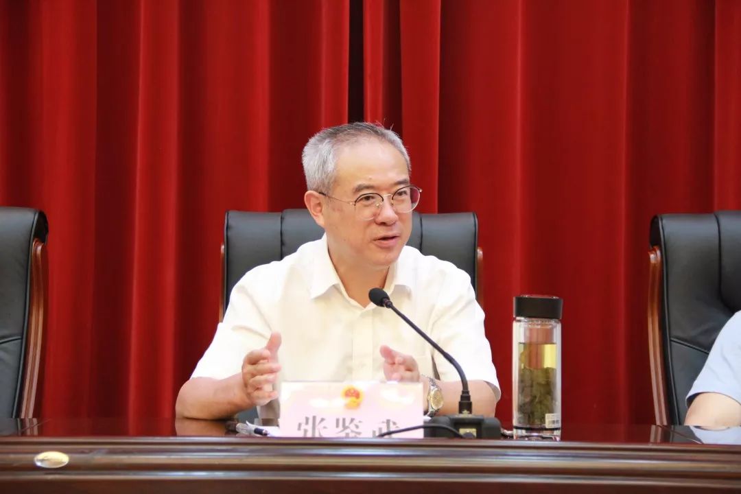 市人大常委会副主任易斌主持会议,常委会副主任张晓波,黄渭高,刘平