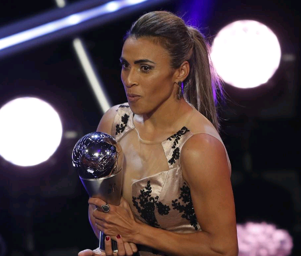 巴西传奇超越克洛泽 5届比赛打进17球_玛塔