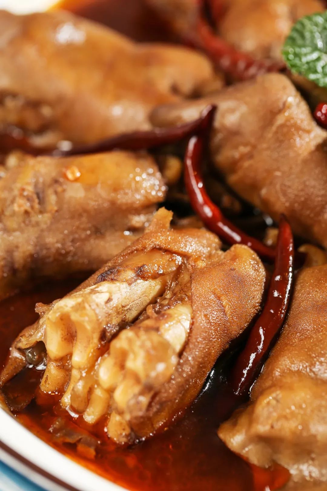 贾汪羊蹄22个独立包厢,疏朗明净,是商业洽谈,家人团聚的绝佳场所.