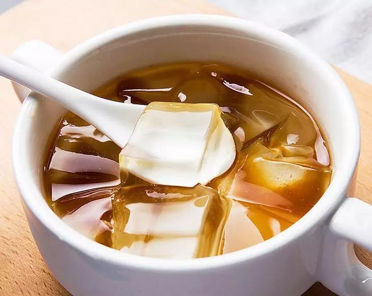 3柠檬蜂蜜绿冻饮原料:茶包,柠檬,蜂蜜,冰块方法:1,绿茶包热水冲泡