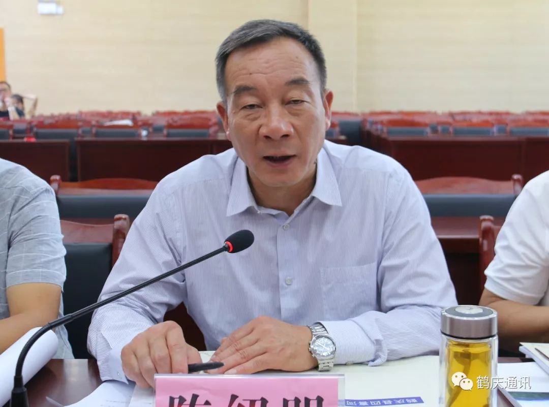 鹤庆县委书记陈绍明主持会议并作要求.