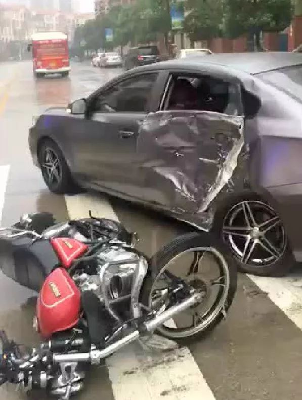 现场触目惊心!梅州一摩托车与汽车相撞,致一死两伤!_搜狐汽车_搜狐网