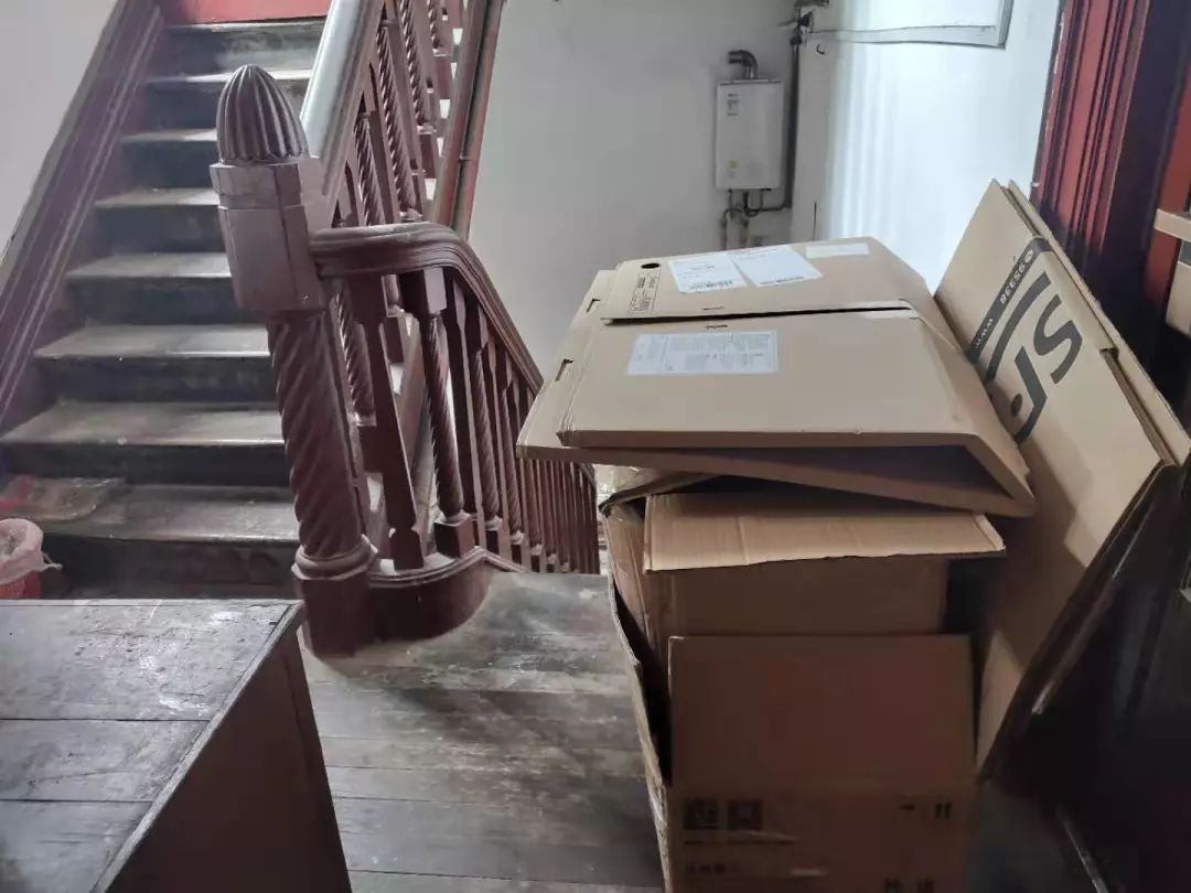 经过称量,何奶奶家堆积的纸箱足有21斤重.