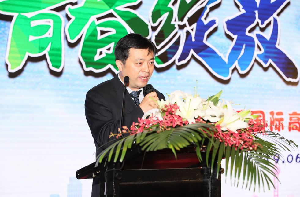 典礼开始后,首先由上实剑桥校董袁光明校长发言致辞.