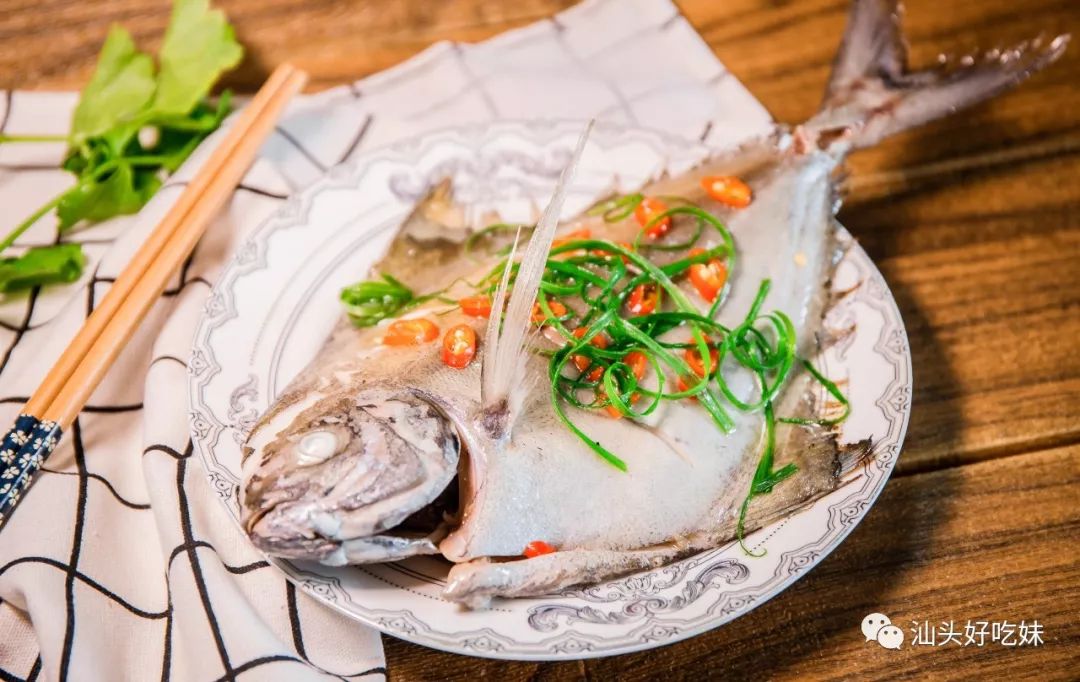 又香又清甜,潮汕麻麻的拿手菜之一把豆瓣酱均匀地淋在鱼上放入锅中,盖
