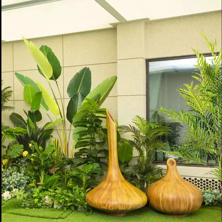 仿真植物组景:采用绿色植物为主,黄色点缀,清新明块,搭配周围小品