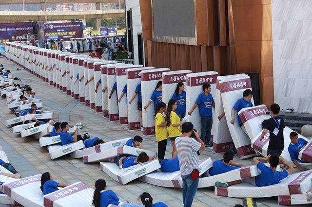 1200名美国人参加人体多米诺游戏创造世界纪录