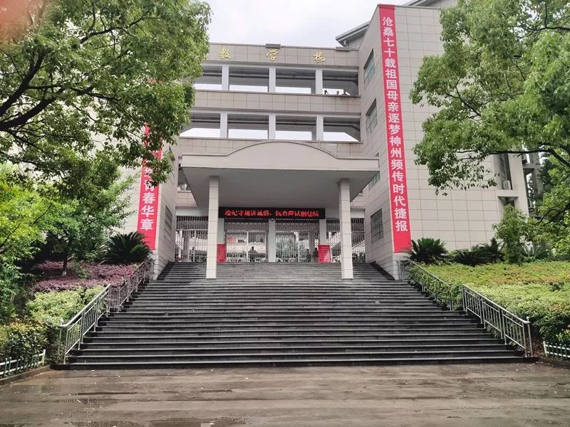 实拍中考最后一天德安一中校门口发生的这一幕被刷屏了