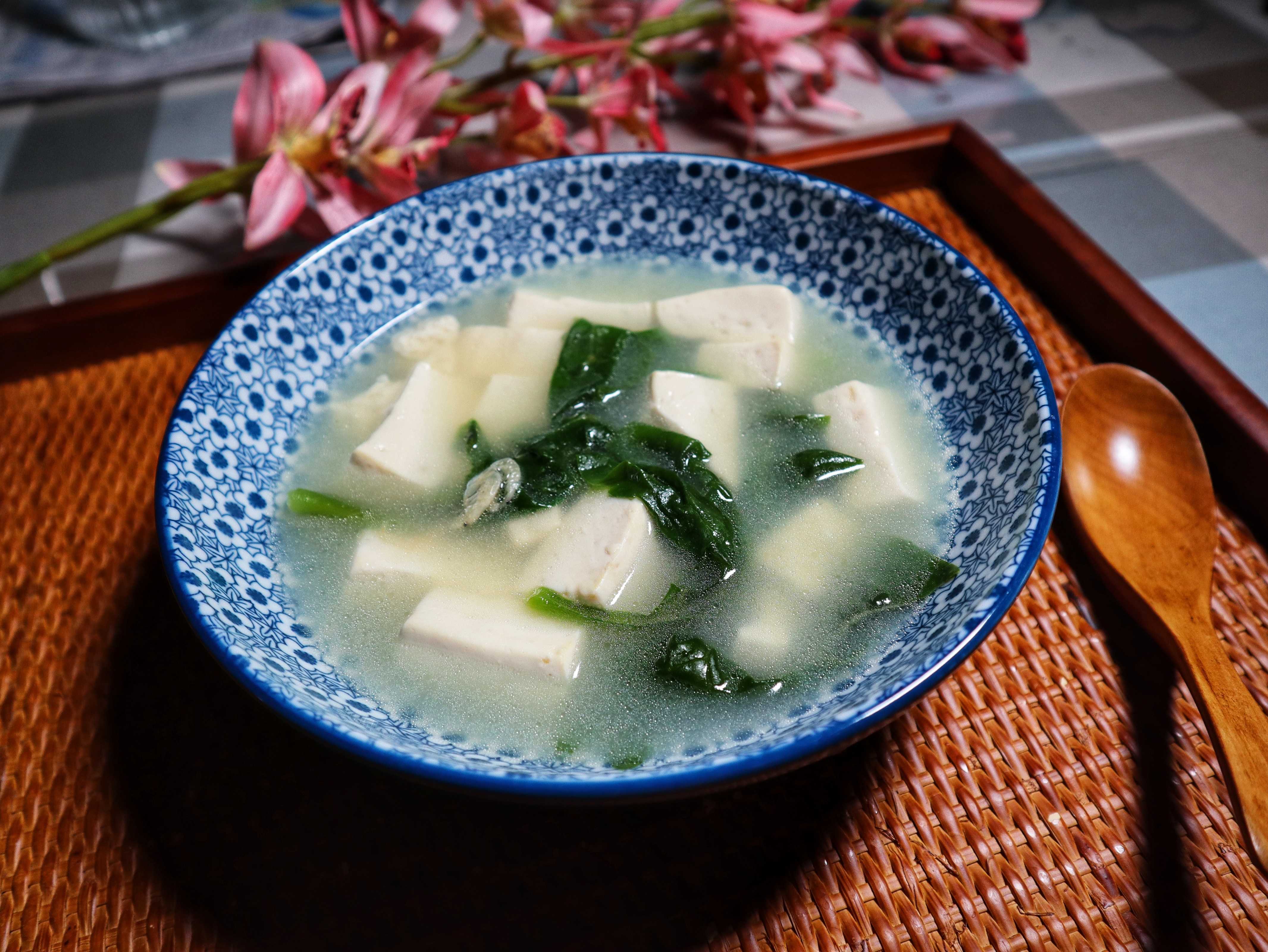 出锅咯~一道简单美味的豆腐潺菜汤就制作完成啦,非常适合炎炎夏天喝