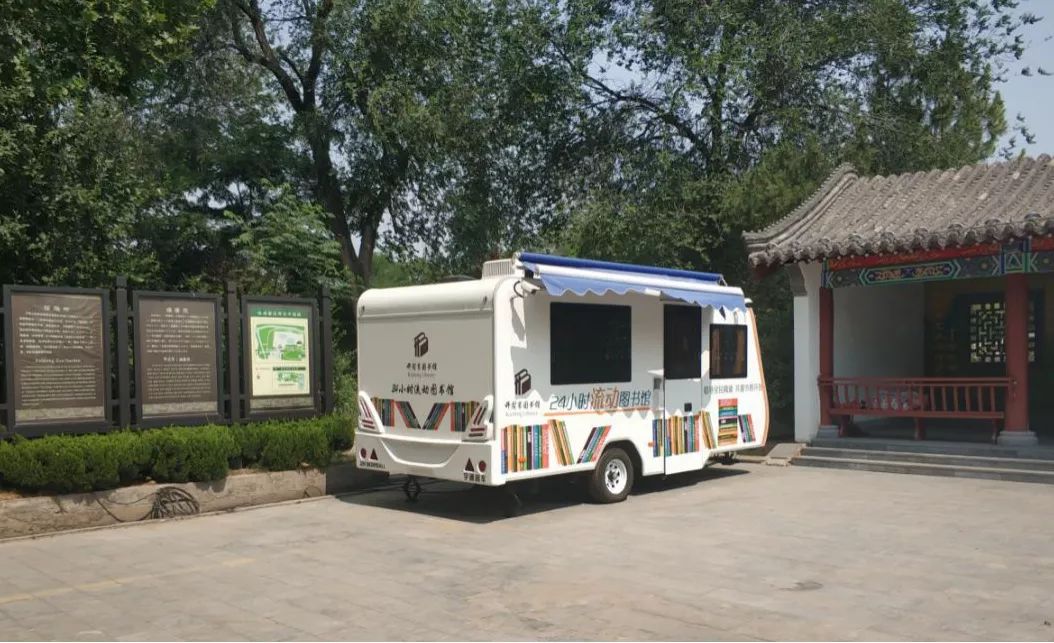 开封市图书馆24小时流动图书车入驻铁塔公园