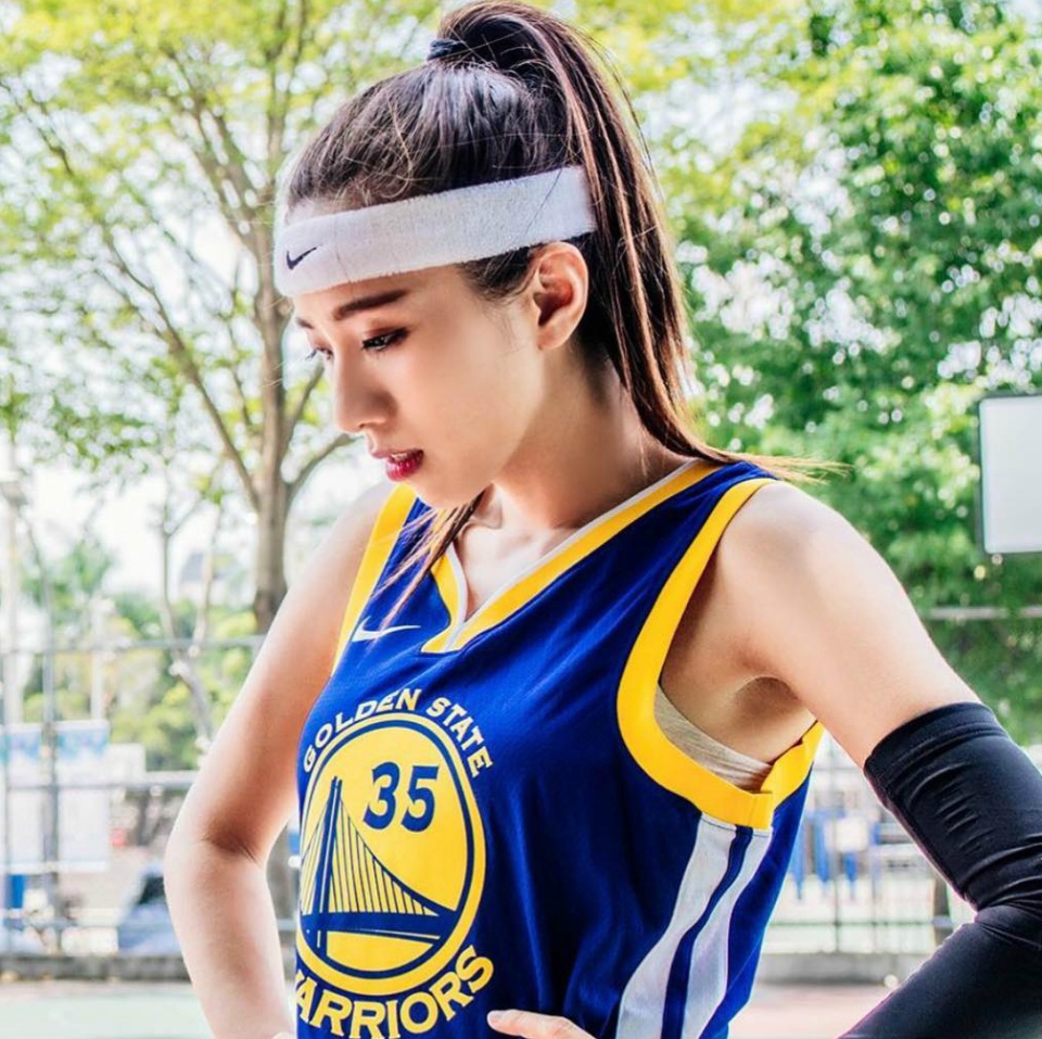 美女模特祈祷kd早日康复,晒出多张大长腿美照,球迷:小心被点赞_杜兰特