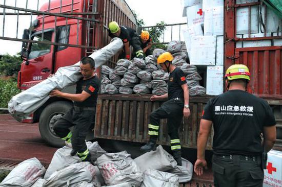 四川长宁地震24小时人物面孔:有人结婚 有人产子_救援