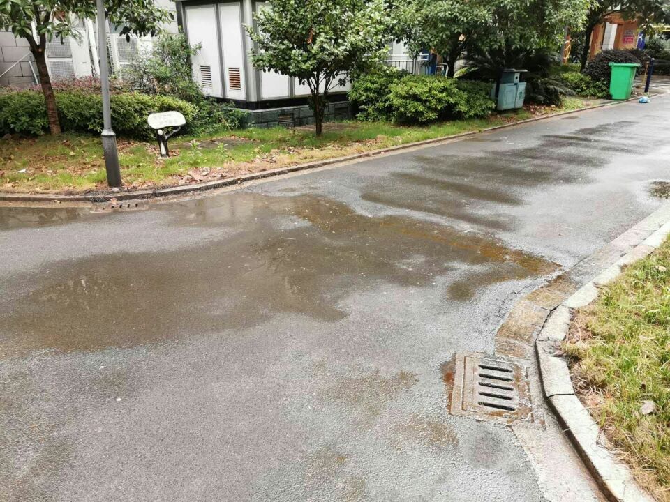 常德水榭花城中二·美域小区下雨路面就"流油",还散发恶臭.