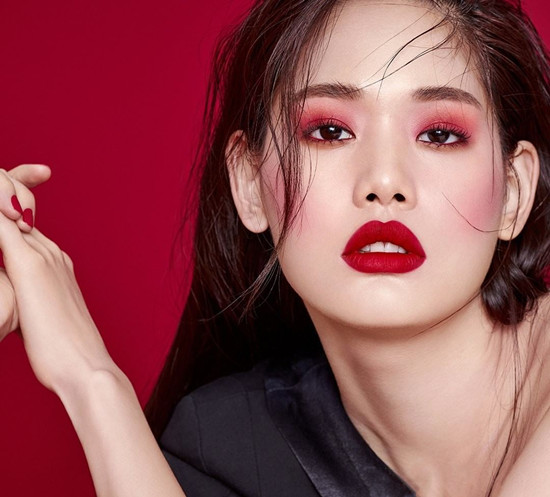 推荐口红色号:茵莎黛水漾花韵唇膏 157# 绯红色