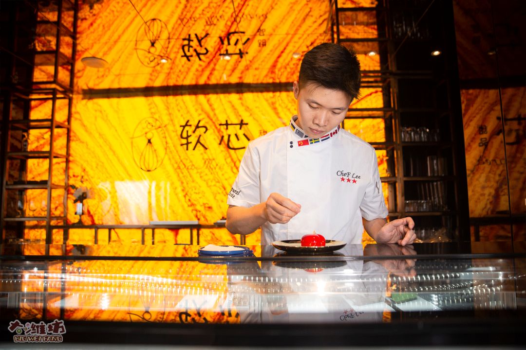 软芯最大的杀手锏就是这位帅哥甜点师chef lee(李自然),虽然年纪轻,但