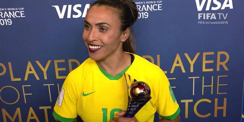 踢球也要美美哒!玛塔涂暗黑系口红上场:有点酷酷的