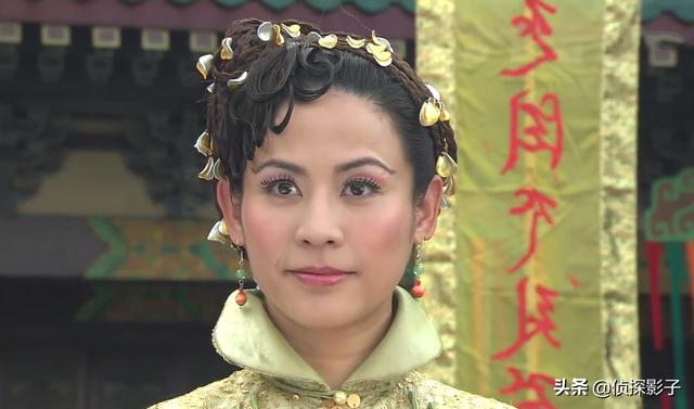 不仅开了一家小酒馆,还兼职做起了神婆,但是她没有一点通灵的能力