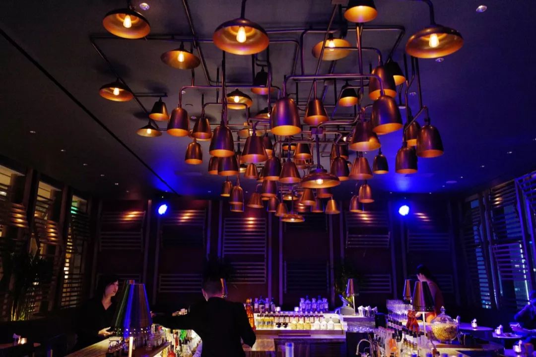 是当年领潮之士,斗转星移至如今,酒店48楼的潮酒吧,同样成为领潮之地