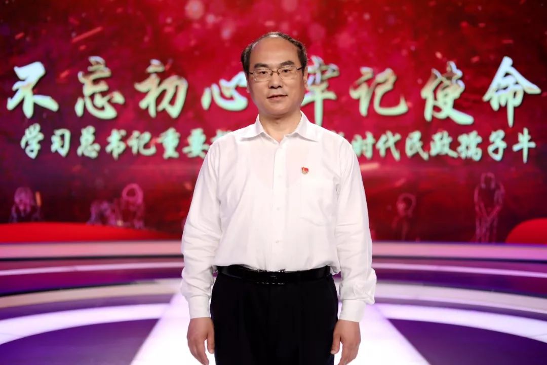 今日本报黄部长赞他们是民政先进典型评论员文章赞他们是镜子旗子尺子