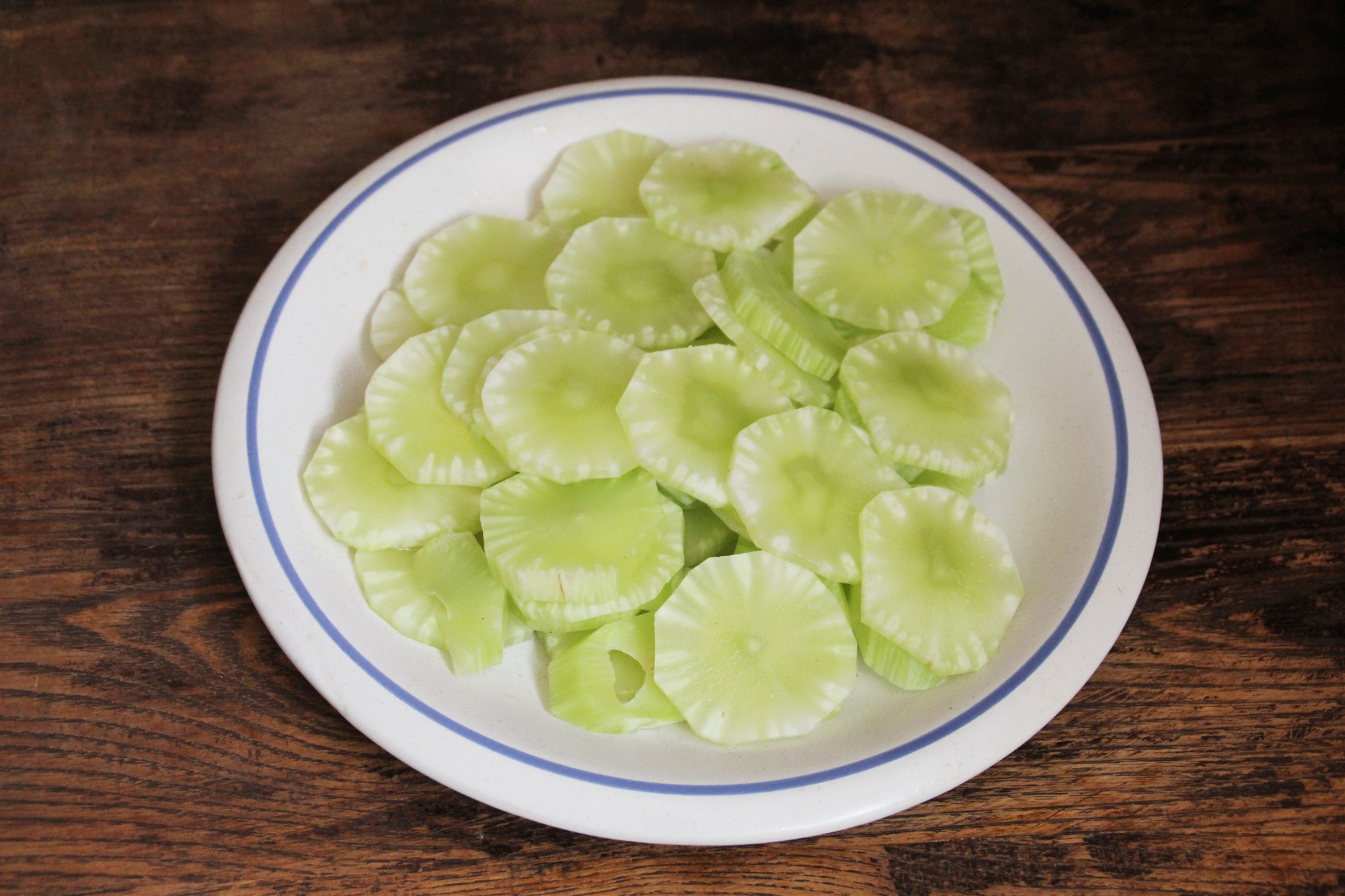 再将莴笋顶刀切圆片,如果莴笋较细,就斜刀切片.