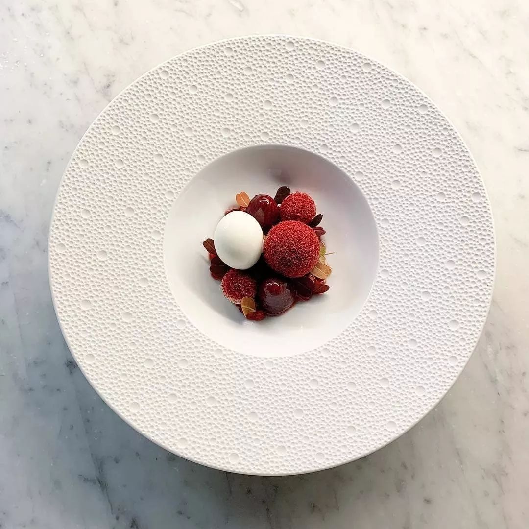 主厨们为了讨好嘴刁的食客,在摆盘上煞费苦心,他们把餐盘当做画板