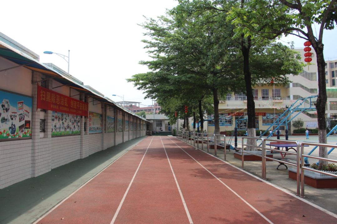 整洁优美的校园环境罗村小学学生正在清洁校园学生正在清洁校园除四害