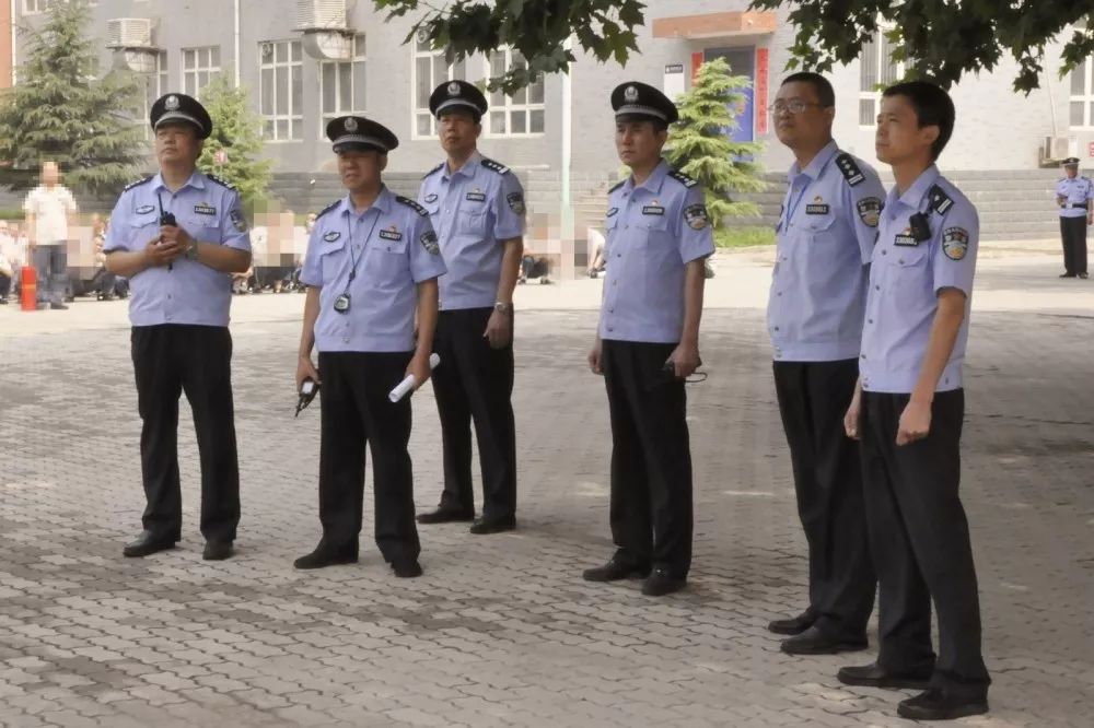 監獄指揮中心,其餘幹警迅速切斷電源並組織服刑人員有序撤離至安全