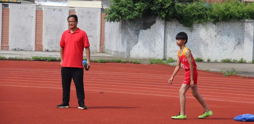 6月5日,我校帶領學校的運動健兒,參加在樵北中學舉行的鎮春季運動會.