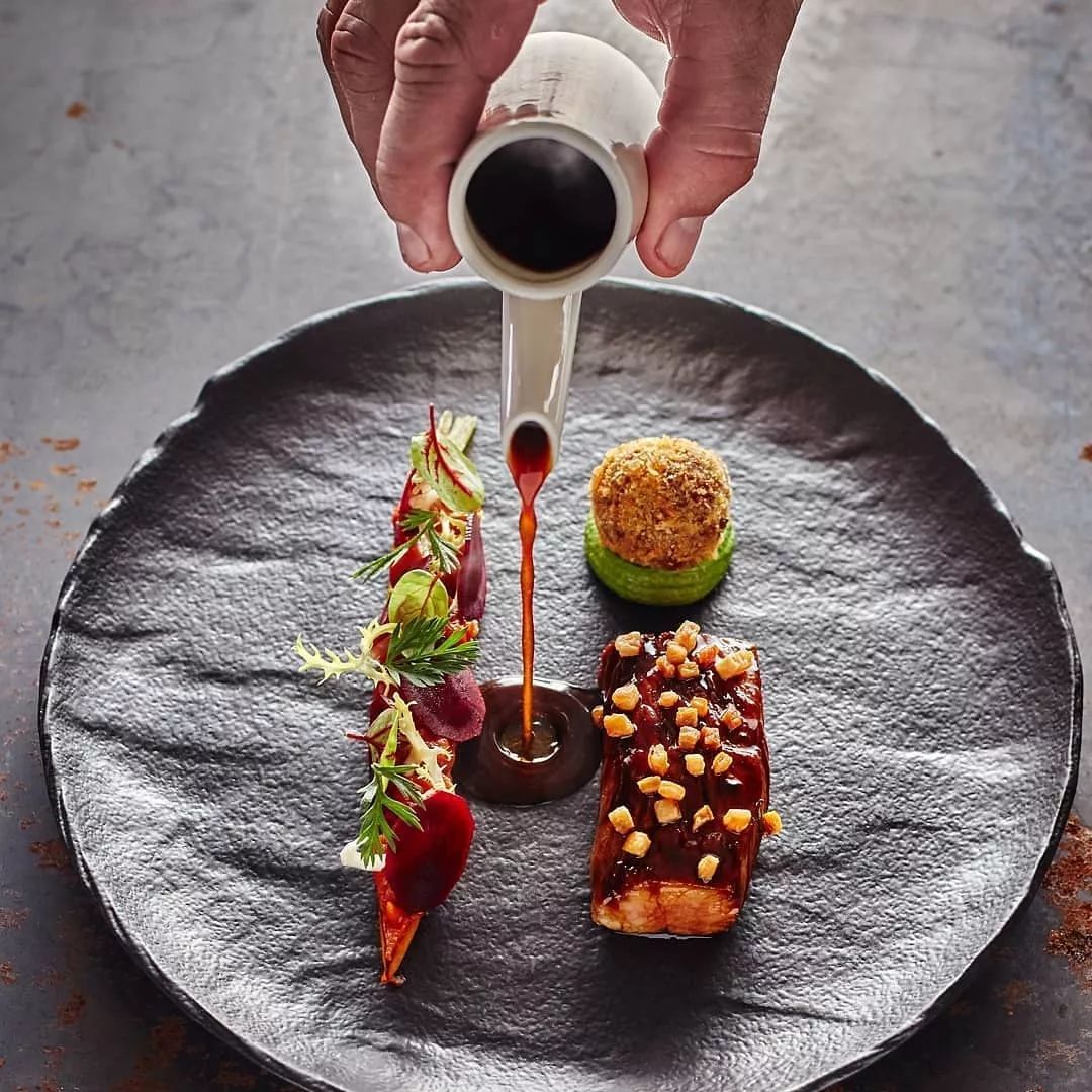 主厨们为了讨好嘴刁的食客,在摆盘上煞费苦心,他们把餐盘当做画板