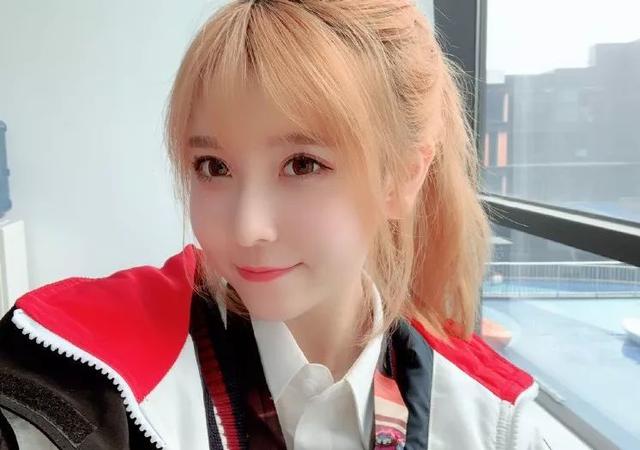 有一位女主持的名字赫然在列,就是lgd的主场官方主持陈思锜(nara)也曾