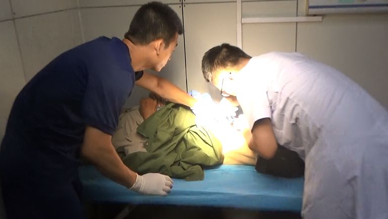 实施救援,首先医护人员找来压舌板与润滑油,并对老人生殖器官进行清理