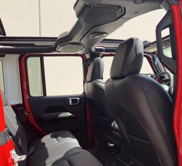 首台新款jeep牧马人实车亮相,外观精致还配全景天窗,全新动力成最大