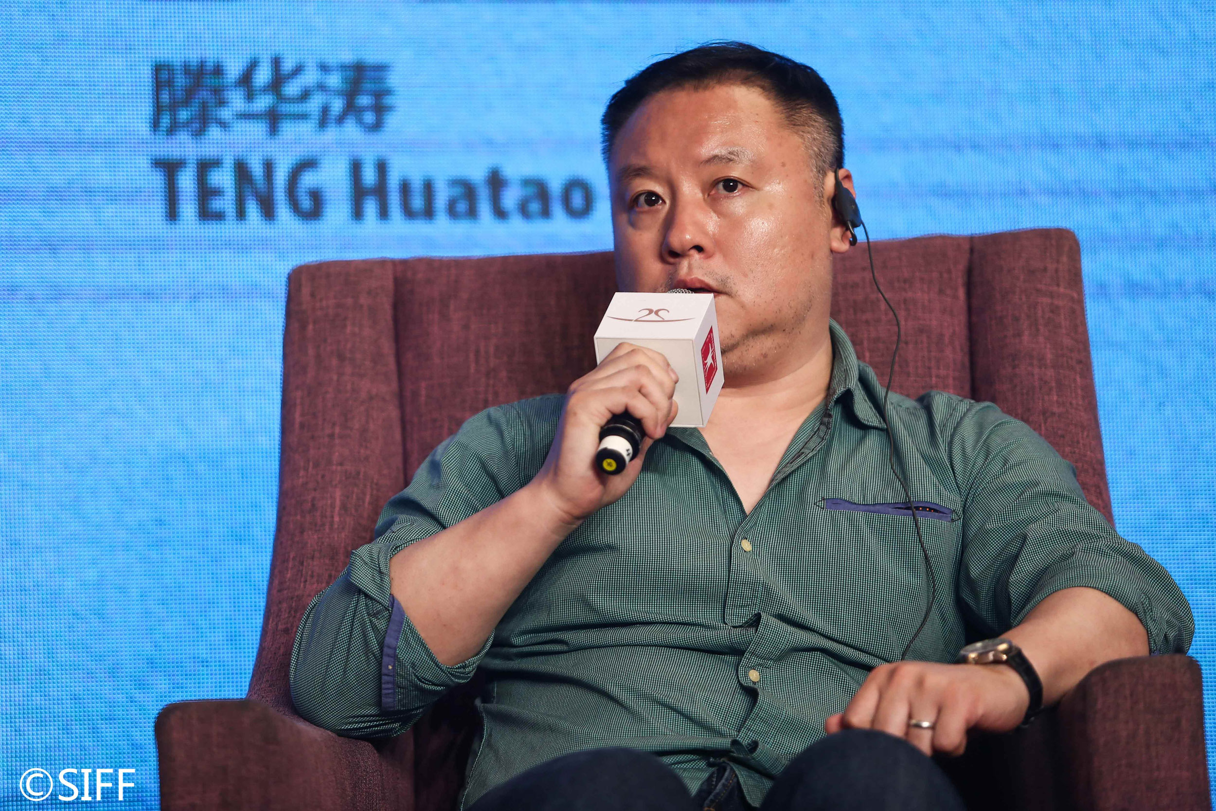 上海堡垒导演滕华涛出席上海金爵奖论坛