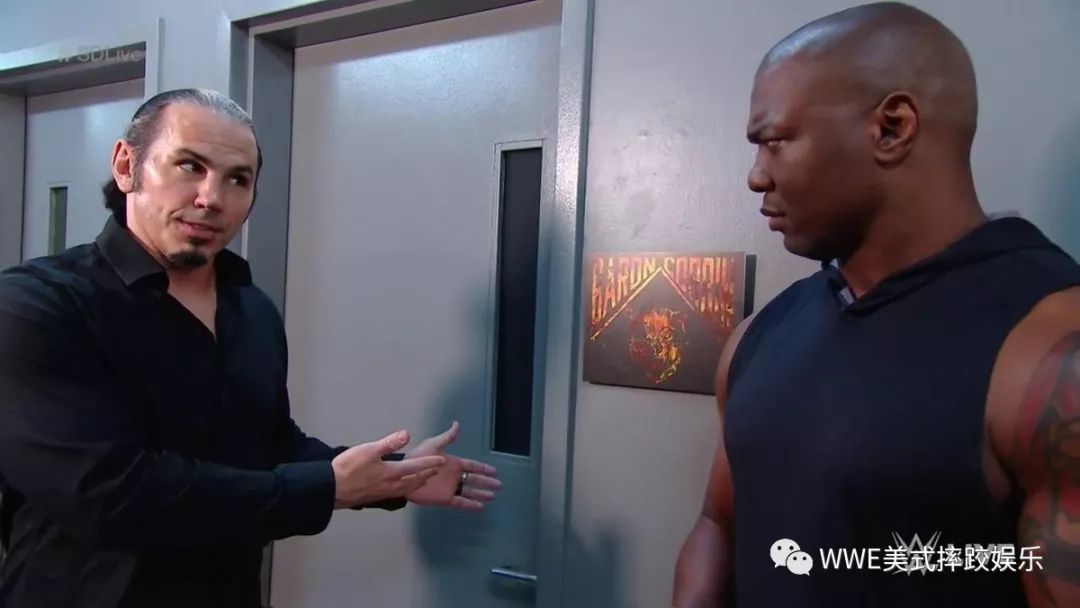 椅来到了联手wwe冠军科菲对阵萨米-辛(sami zayn)和凯文-欧文斯(kevin