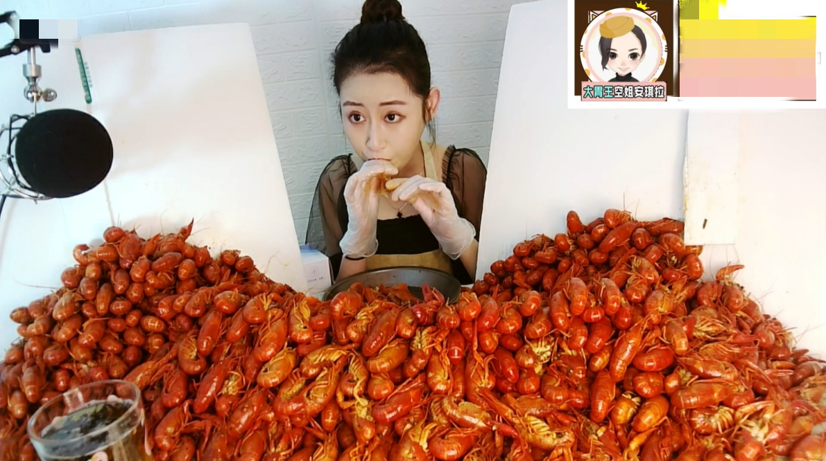 大胃王空姐安琪拉挑战78斤小龙虾,全部吃完会增加这么多重量!